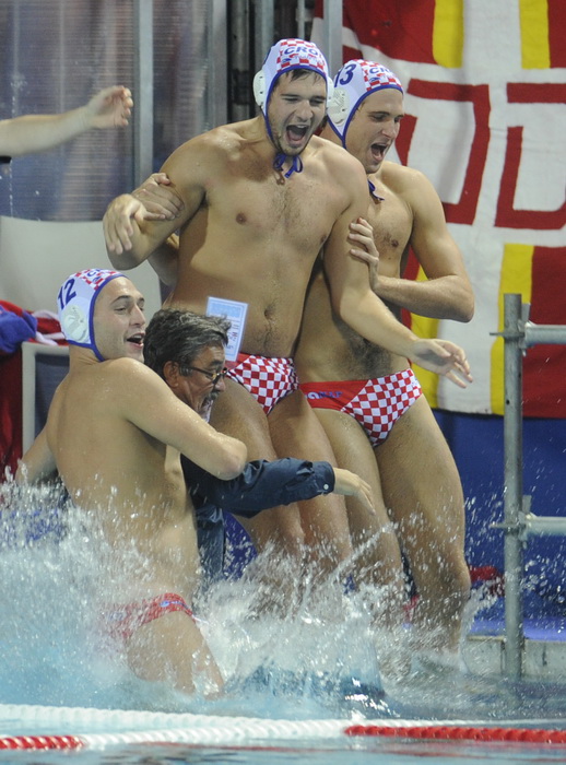 Zagreb, 110910.
Bazen Mladosti na Savi.
29. Europsko prvenstvo u vaterpolu.
Finalna utakmica za pobjednika Europskog prvenstva u vaterpolu  Hrvatska – Italija.
Na slici: proglasenje novog europskog prvaka, skok igraca sa izbornikom Ratkom Rudicem u bazen