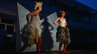 Ružno pače u izvedbi Dragon Teatra Ružno pače u izvedbi Dragon Teatra