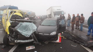Zagreb, 161111.
Zagrebacka obilaznica, smjer istok, na mostu prije cvora Ivanja Reka, u jutrosnjoj magli oko 7 i 30 sati , sudarilo se dvadesetak automobila, a ozlijedjeno je vise osoba.
Foto: Goran Mehkek / Cropix