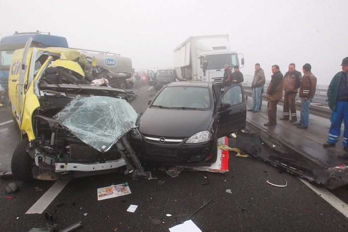 Zagreb, 161111.
Zagrebacka obilaznica, smjer istok, na mostu prije cvora Ivanja Reka, u jutrosnjoj magli oko 7 i 30 sati , sudarilo se dvadesetak automobila, a ozlijedjeno je vise osoba.
Foto: Goran Mehkek / Cropix
