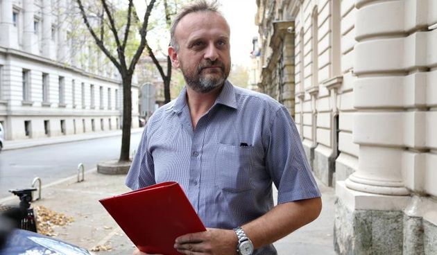 28.10.2013., Zagreb – Predsjednik Nezavisnog cestarskog sindikata Mijat Stanic predao je Drzavnom odvjetnistvu RH kaznenu prijavu za udruzivanje u zlocinacku organizaciju protiv bivseg ministra prometa Bozidara Kalmete i najblizih suradnika. Photo: Davo