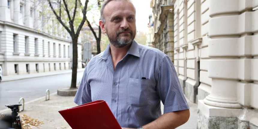 28.10.2013., Zagreb – Predsjednik Nezavisnog cestarskog sindikata Mijat Stanic predao je Drzavnom odvjetnistvu RH kaznenu prijavu za udruzivanje u zlocinacku organizaciju protiv bivseg ministra prometa Bozidara Kalmete i najblizih suradnika. Photo: Davo 28.10.2013., Zagreb – Predsjednik Nezavisnog cestarskog sindikata Mijat Stanic predao je Drzavnom odvjetnistvu RH kaznenu prijavu za udruzivanje u zlocinacku organizaciju protiv bivseg ministra prometa Bozidara Kalmete i najblizih suradnika. Photo: Davo