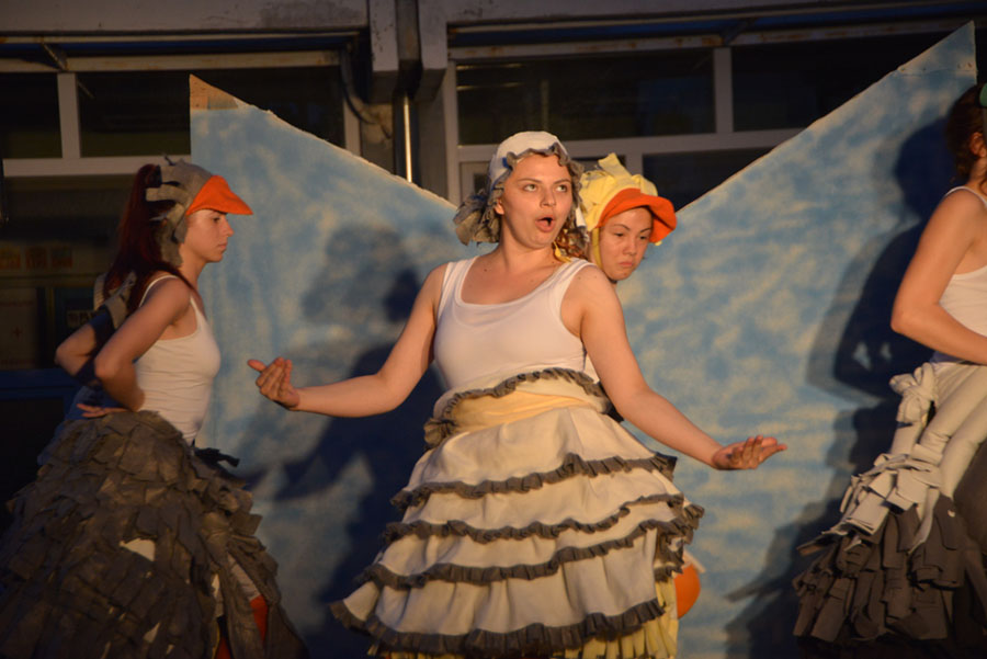 Ružno pače u izvedbi Dragon Teatra Ružno pače u izvedbi Dragon Teatra