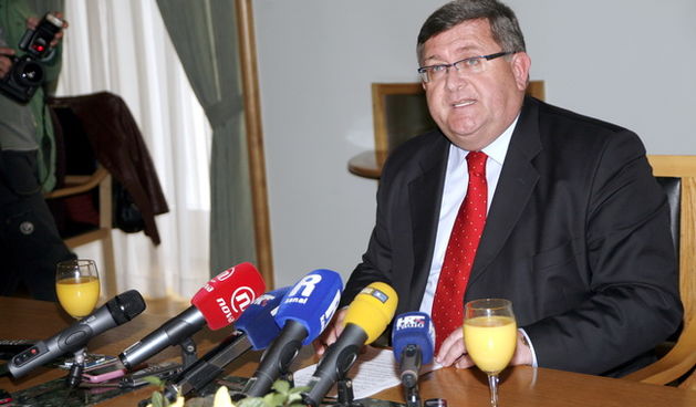 Rijeka, 030310. Gradonacelnik Rijeke Vojko Obersnel u 13 sati odrzao je izvanrednu konferenciju za tisak u prostorijama Grada Rijeke. Povod tiskovnoj je policijska prijava za gospodarski kriminal od 80 milijuna kuna vezan uz malverzacije pri dodjeli konce