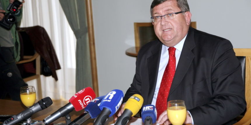 Rijeka, 030310. Gradonacelnik Rijeke Vojko Obersnel u 13 sati odrzao je izvanrednu konferenciju za tisak u prostorijama Grada Rijeke. Povod tiskovnoj je policijska prijava za gospodarski kriminal od 80 milijuna kuna vezan uz malverzacije pri dodjeli konce