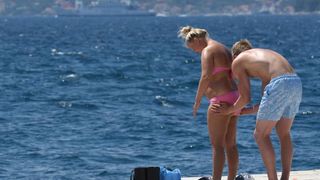 Velik broj turista jutro je proveo u gradu, a dio njih odlucio je plazu zamijeniti rivom. Photo: Dino Stanin/PIXSELL Autor  Dino Stanin/PIXSELL Ključne riječi  gosti, sunce, more, turisti, turizam, kupanje, suncanje, riva