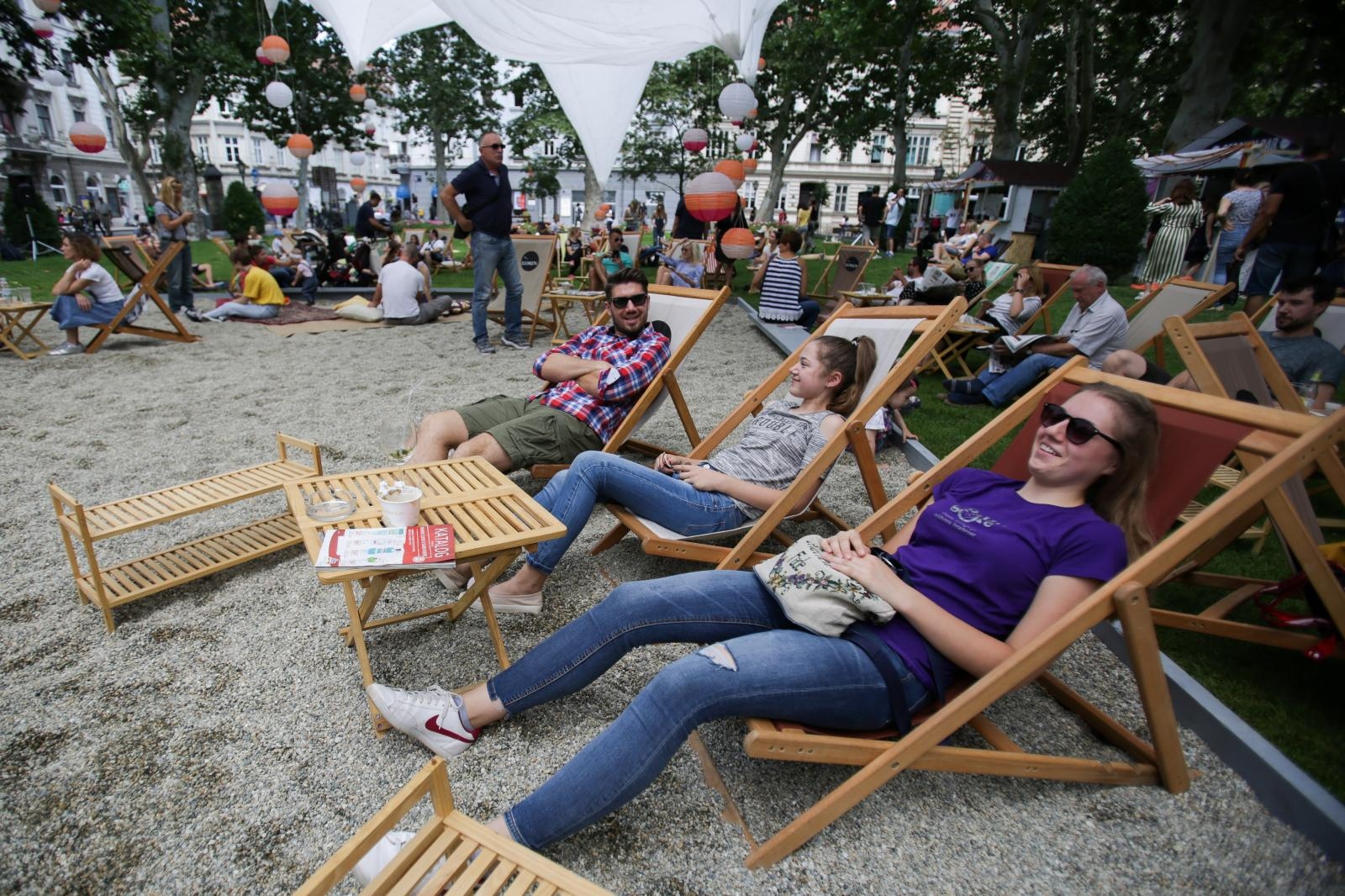Ljetni ambijent Zagrebačkog mora knjiga privukao brojne posjetitelje