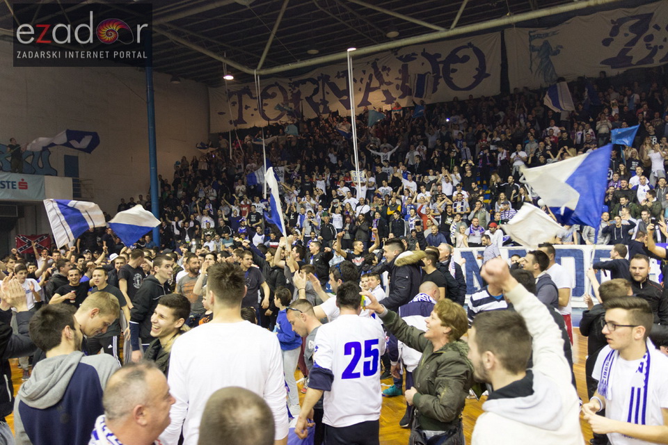 Humanitarno gledanje utakmice Zadar-Cibona (85-84) u Jazinama Humanitarno gledanje utakmice Zadar-Cibona (85-84) u Jazinama