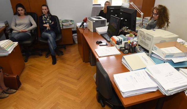 Jutros je odrzana javna drazba u ovrsnom postupku koji je pokrenula Porezna uprava protiv Rena Sinovcica. Njega se tereti za porezni dug njegove zastitarske tvrtke od 3,6 milijuna kuna. Medju imovinom na bubnju su obiteljska kuca i vrt u Novigradu te tere