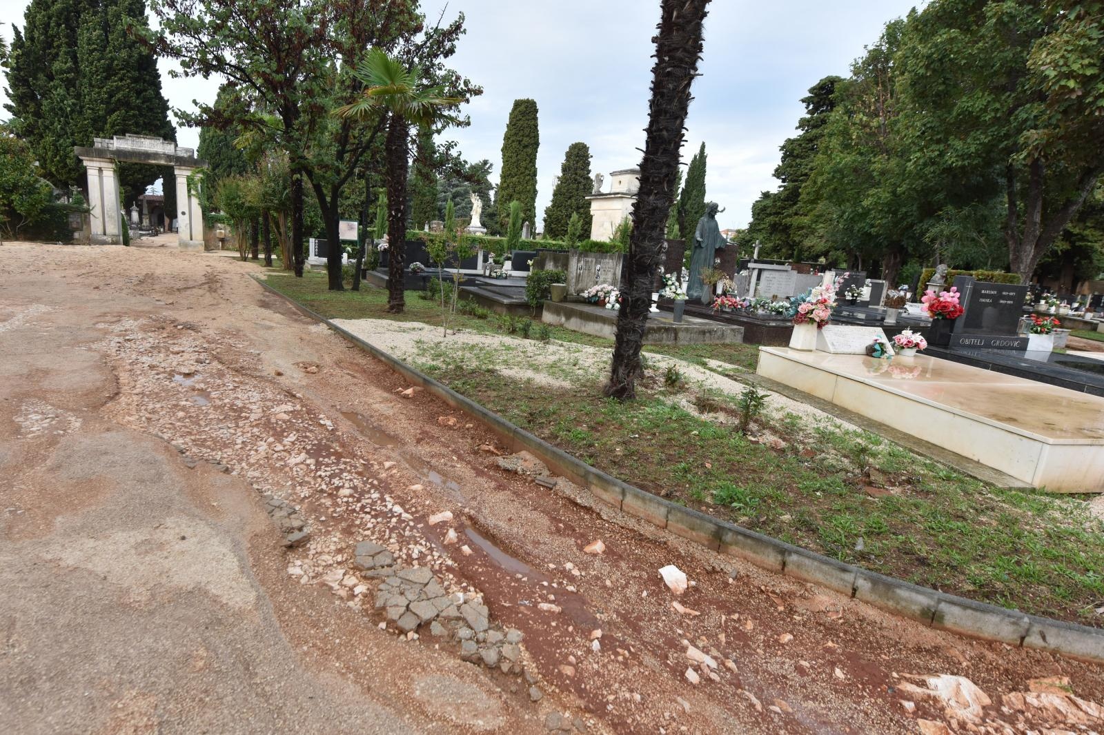 Djelatnici Nasada saniraju štetu na Gradskom groblju Zadar Djelatnici Nasada saniraju štetu na Gradskom groblju Zadar