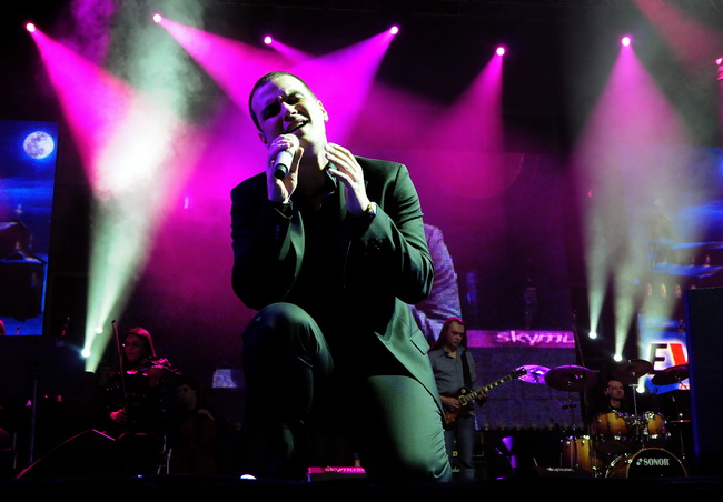 Skoplje, 240110.
Humanitarni koncert odrzan u Skoplju na kome su izvodjaci premijerno pjevali pjesme koje je komponirao Tose Proeski.
Na fotografiji: Bojan Marovic.
Foto: Maja Zlatevska / CROPIX Skoplje, 240110.
Humanitarni koncert odrzan u Skoplju na kome su izvodjaci premijerno pjevali pjesme koje je komponirao Tose Proeski.
Na fotografiji: Bojan Marovic.
Foto: Maja Zlatevska / CROPIX