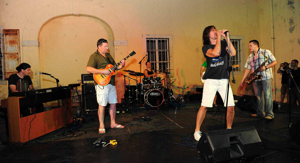 Zadar, 2.8.2013. snimio: Nenad Marčev 

Mario Huljev i
Dino Dvornik tribute band

Jurica Leikauff, klavijature, 
Marko Duvnjak, bubnjar, 
Alen Svetopetrić, bas gitara, 
Zoran Jex Jaeger, gitara,
Ivan Premelč, saksofon.


Dvorište Providurove palače