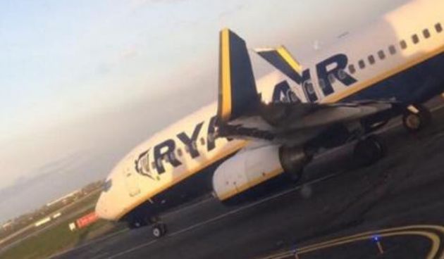 Dublin: Zrakoplov RyanAira oštećen u sudaru na pisti, Foto: twitter