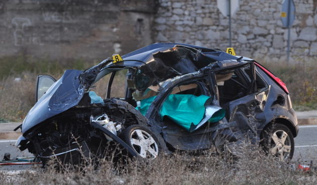 Sibenik, Konjevrate, 131109.
Na krizanju ceste Konjevrate Drnis i Konjevrate Drnis dogodila se prometna nesreca u kojoj je poginula djelatnica drniskog Centra za socijalnu skrb nakon sto je na njen Ford Fiestu naletio sleper marke MAN.
Foto: Ante Baranic
