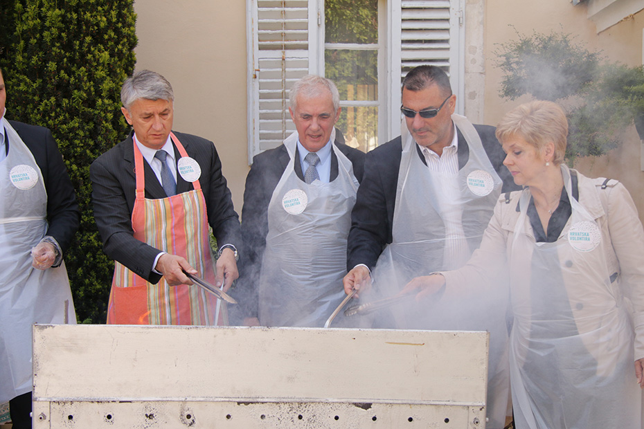 “Hrvatska volontira”: Roštiljada u Domu sv. Frane