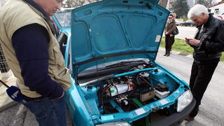 Zadar, 050312.
Ucenici Strukovne skole Vice Vlatkovica, pod vodstvom profesora Ante Ivanca, preradili su benzinski automobil u elektricni te su svoj rad danas prezentirali javnosti. Preradjeni Peugeot 106 krece se totalno necujno, brzinom i vecom od 50 ki Zadar, 050312.
Ucenici Strukovne skole Vice Vlatkovica, pod vodstvom profesora Ante Ivanca, preradili su benzinski automobil u elektricni te su svoj rad danas prezentirali javnosti. Preradjeni Peugeot 106 krece se totalno necujno, brzinom i vecom od 50 ki