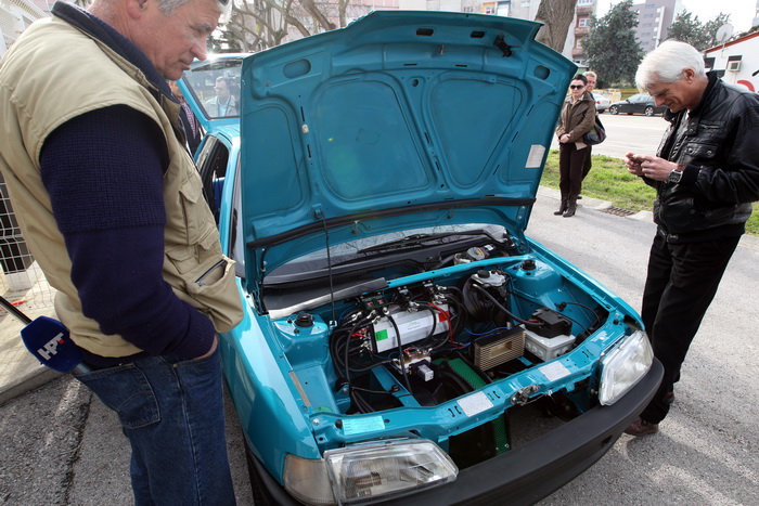 Zadar, 050312.
Ucenici Strukovne skole Vice Vlatkovica, pod vodstvom profesora Ante Ivanca, preradili su benzinski automobil u elektricni te su svoj rad danas prezentirali javnosti. Preradjeni Peugeot 106 krece se totalno necujno, brzinom i vecom od 50 ki Zadar, 050312.
Ucenici Strukovne skole Vice Vlatkovica, pod vodstvom profesora Ante Ivanca, preradili su benzinski automobil u elektricni te su svoj rad danas prezentirali javnosti. Preradjeni Peugeot 106 krece se totalno necujno, brzinom i vecom od 50 ki