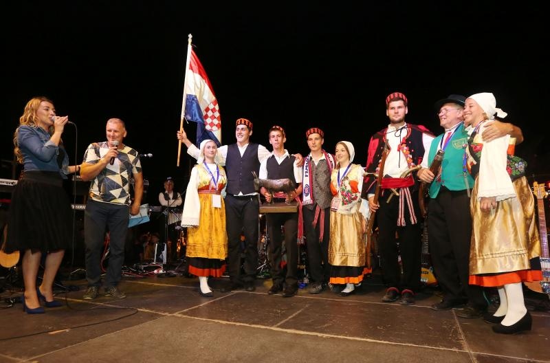 U Tribunju su održane 49. po redu magareće trke na kojima je sudjelovalo 12 jahača, a pobjedu je odnio Roko Popov na magarcu Renault 4. Photo: Duško Jaramaz/PIXSELL U Tribunju su održane 49. po redu magareće trke na kojima je sudjelovalo 12 jahača, a pobjedu je odnio Roko Popov na magarcu Renault 4. Photo: Duško Jaramaz/PIXSELL