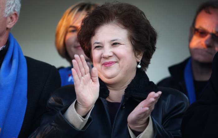 Zadar, 261111.
Parlamentarni izbori 2011.
Predsjednica HDZ-a Jadranka Kosor danas se u Skabrnji kod spomen-obiljezja poklonila vojnim i civilnim zrtvama Domovinskog rata, a potom je na Trgu dr. Franje Tudjmana odrzala predizborni govor i druzila se sa gra Zadar, 261111.
Parlamentarni izbori 2011.
Predsjednica HDZ-a Jadranka Kosor danas se u Skabrnji kod spomen-obiljezja poklonila vojnim i civilnim zrtvama Domovinskog rata, a potom je na Trgu dr. Franje Tudjmana odrzala predizborni govor i druzila se sa gra