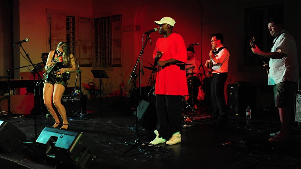 Zadar, 28.07.2011. snimio: Nenad Marčev
HIP HOP – JAZZ
SASKIA LAROO PROJECT (NL-USA-CRO- ITALY)
Saskia Laroo – trumpet, vocal
Warren Byrd – keyboards, vocal
MC Stewlocks Andy Ninvalle – rap, vocal
Daniel Guelli – bass guitar
Sin Banović – dr Zadar, 28.07.2011. snimio: Nenad Marčev
HIP HOP – JAZZ
SASKIA LAROO PROJECT (NL-USA-CRO- ITALY)
Saskia Laroo – trumpet, vocal
Warren Byrd – keyboards, vocal
MC Stewlocks Andy Ninvalle – rap, vocal
Daniel Guelli – bass guitar
Sin Banović – dr