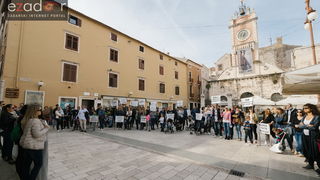 Prosvjedni skup roditelja protiv politike obaveznog cijepljenja Prosvjedni skup roditelja protiv politike obaveznog cijepljenja