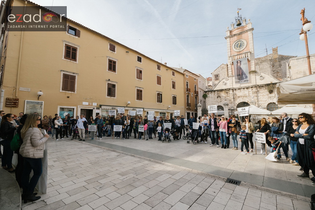 Prosvjedni skup roditelja protiv politike obaveznog cijepljenja Prosvjedni skup roditelja protiv politike obaveznog cijepljenja