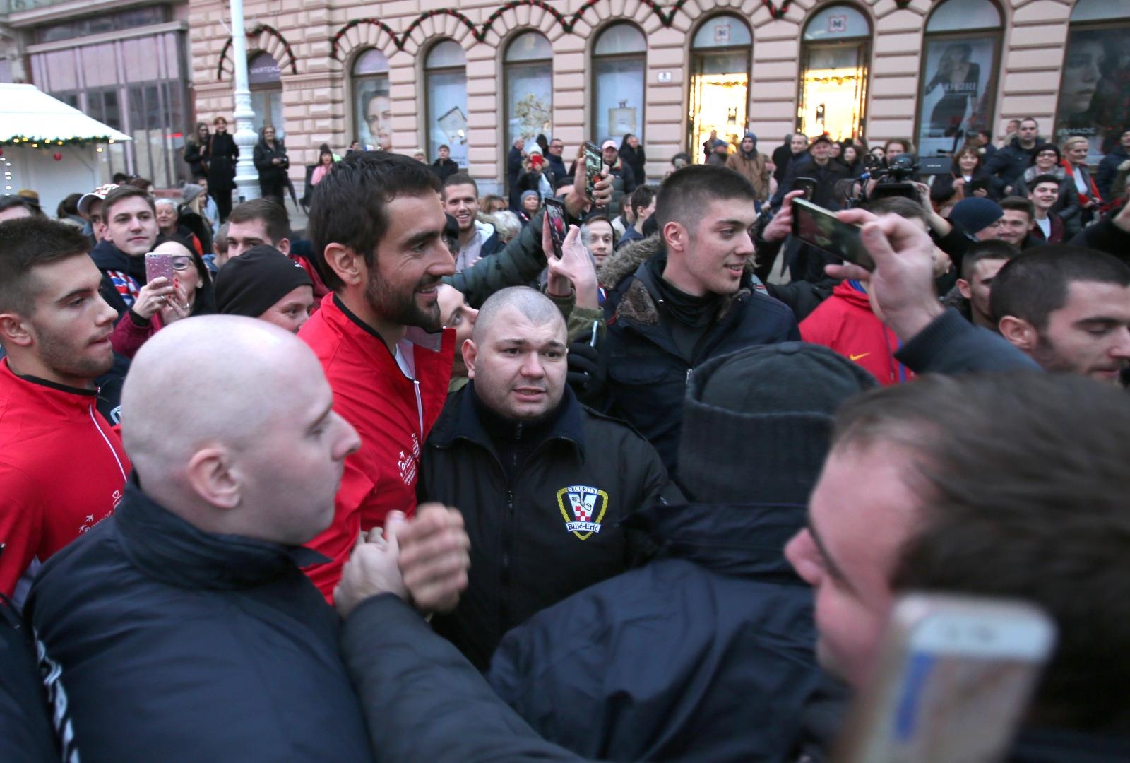 Zlatne tenisače na Trgu bana Josipa Jelačića dočekale tisuće navijača Zlatne tenisače na Trgu bana Josipa Jelačića dočekale tisuće navijača
