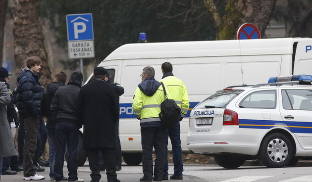 Zagreb, 110113.
Oko 11 sati zaprimljena je anonimna dojava o postavljenoj bombi u garazi Tuskanac. Zatvoren je promet od Mesnicke do ulaza u javnu garazu.
Policija i pirotehnicari obavljaju ocevid.
Foto: Damjan Tadic / CROPIX