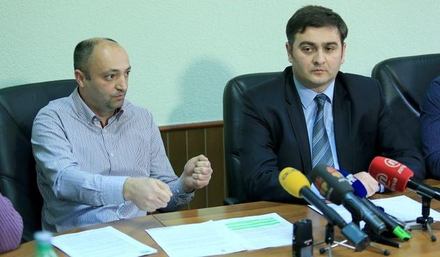 Sinoc je skupina od tridesetak gradjana revoltiranih obustavom isporuke vode razvalila saht na kojem se nalazi razdjelnica, pustili su vodu te ga ponovno zavarili. Mate Pusic, direktor tvrtke Dvorac, i Leon Zulj. Photo: Davor Javorovic/PIXSELL