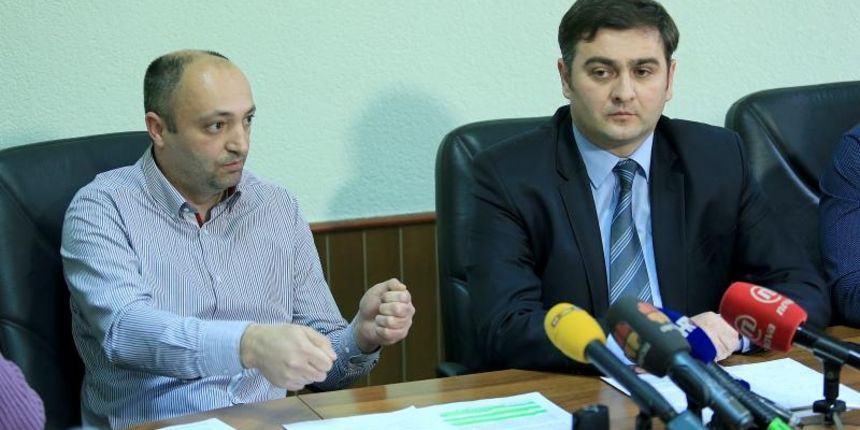 Sinoc je skupina od tridesetak gradjana revoltiranih obustavom isporuke vode razvalila saht na kojem se nalazi razdjelnica, pustili su vodu te ga ponovno zavarili. Mate Pusic, direktor tvrtke Dvorac, i Leon Zulj. Photo: Davor Javorovic/PIXSELL Sinoc je skupina od tridesetak gradjana revoltiranih obustavom isporuke vode razvalila saht na kojem se nalazi razdjelnica, pustili su vodu te ga ponovno zavarili. Mate Pusic, direktor tvrtke Dvorac, i Leon Zulj. Photo: Davor Javorovic/PIXSELL