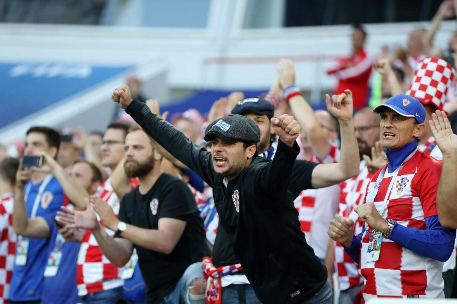 Veseli hrvatski navijači u kockicama ispunili Baltik Arenu u Kalinjingradu Veseli hrvatski navijači u kockicama ispunili Baltik Arenu u Kalinjingradu