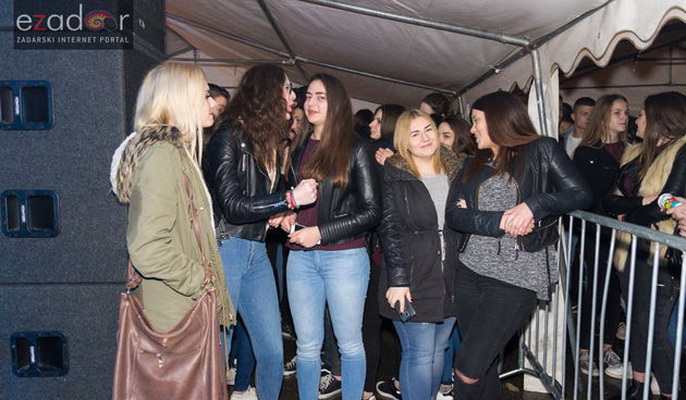 Humanitarni koncert “ZaDar Anđeli” održan je pod šatorom u u dvorištu Gimnazije Jurja Barakovića u Perivoju Vladimira Nazora