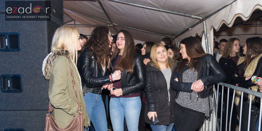 Humanitarni koncert “ZaDar Anđeli” održan je pod šatorom u u dvorištu Gimnazije Jurja Barakovića u Perivoju Vladimira Nazora Humanitarni koncert “ZaDar Anđeli” održan je pod šatorom u u dvorištu Gimnazije Jurja Barakovića u Perivoju Vladimira Nazora