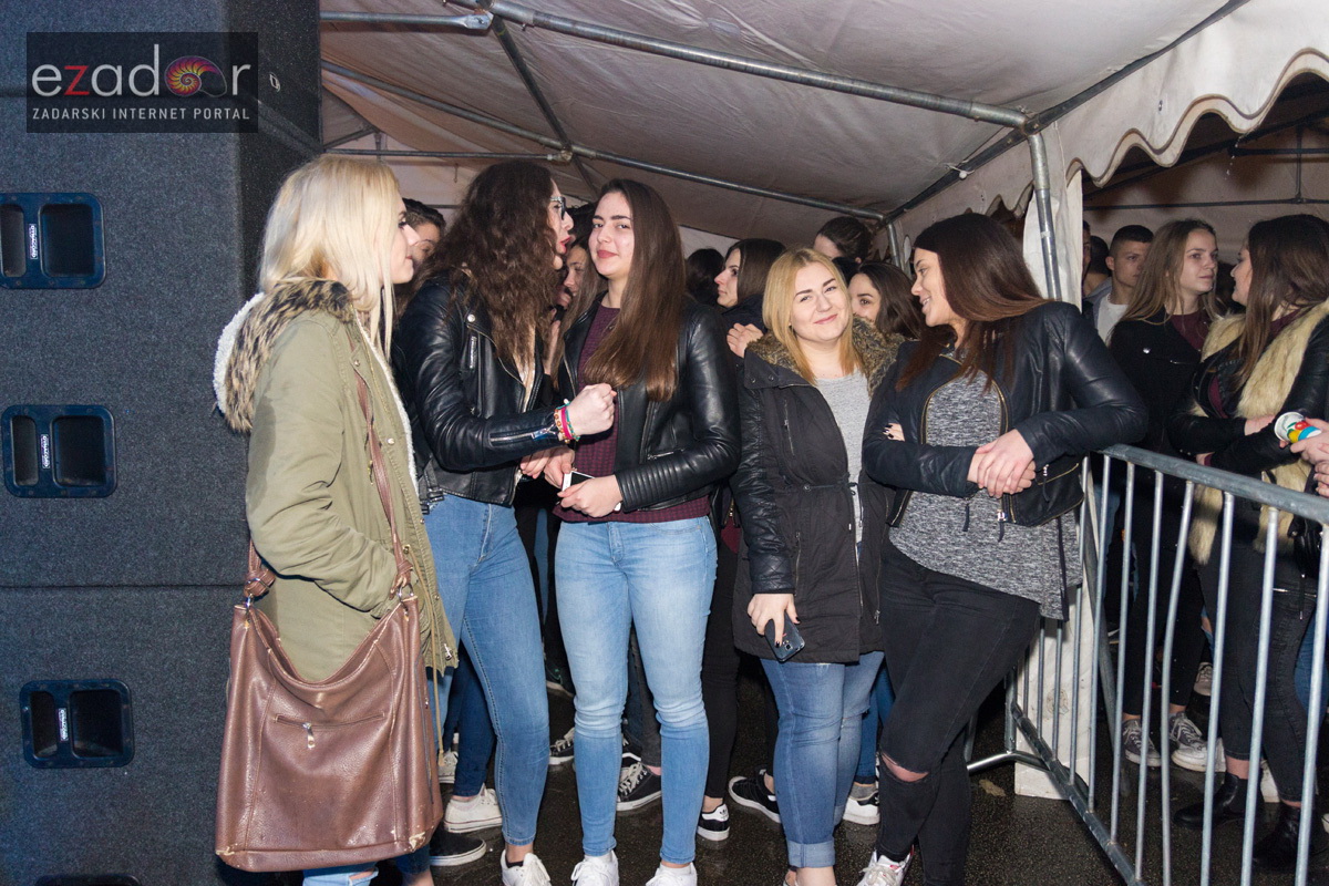 Humanitarni koncert “ZaDar Anđeli” održan je pod šatorom u u dvorištu Gimnazije Jurja Barakovića u Perivoju Vladimira Nazora