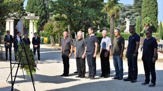 Povodom Dana pobjede kod središnjeg križa na Gradskom groblju položeni vijenci Povodom Dana pobjede kod središnjeg križa na Gradskom groblju položeni vijenci