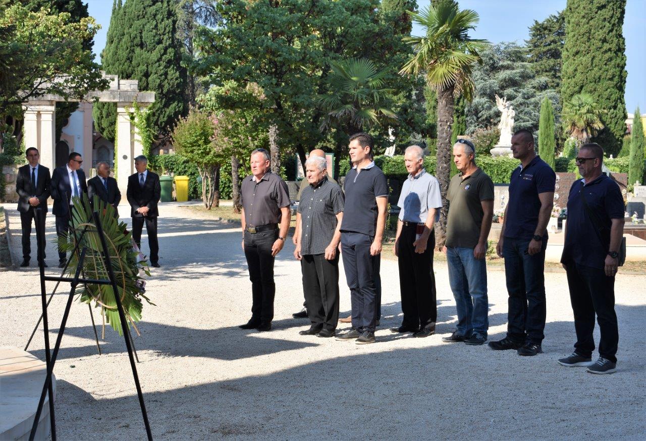 Povodom Dana pobjede kod središnjeg križa na Gradskom groblju položeni vijenci Povodom Dana pobjede kod središnjeg križa na Gradskom groblju položeni vijenci