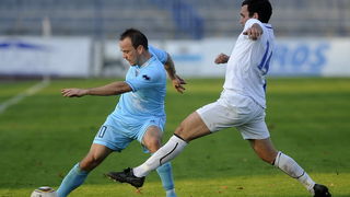 Karlovac, 051111.
Igraliste Branko Cavlovic Cavlek.
Nogometna utakmica 14.kola 1.HNL izmedju NK Karlovac i NK Zadar.
Na slici: Igor Novakovic, Ivan Curjuric.
Foto: Damir Krajac / CROPIX