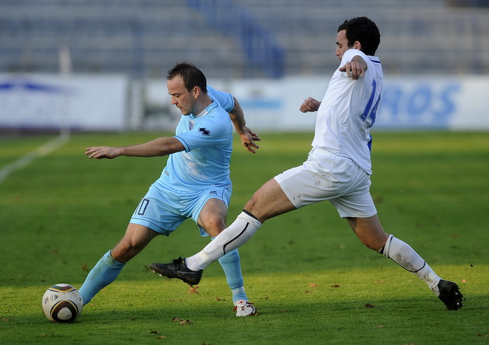 Karlovac, 051111.
Igraliste Branko Cavlovic Cavlek.
Nogometna utakmica 14.kola 1.HNL izmedju NK Karlovac i NK Zadar.
Na slici: Igor Novakovic, Ivan Curjuric.
Foto: Damir Krajac / CROPIX