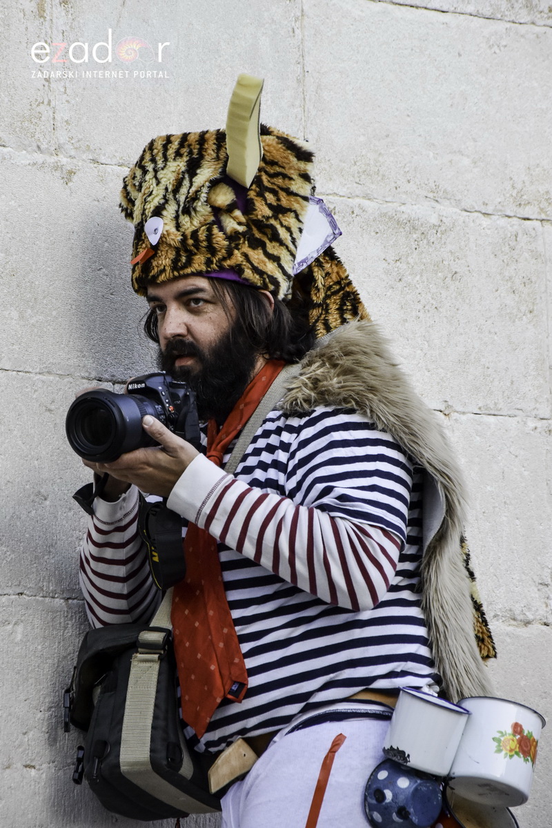 Paški zimski karneval 2018: Karnevalska povorka prošla ulicama grada do Pijace