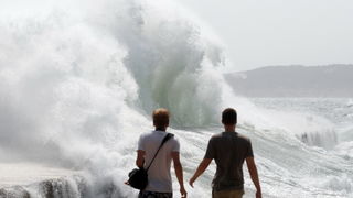Zadar, 260812
Olujno nevrijeme sa jakim zapadnim vjetrom zahvatilo je u ranim popodnevnim satima zadarsko podrucje na radost brojnih turista i Zadrana koji su uzivali u prekrasnim prizorima, ali isto tako i na nesrecu mnogih nauticara kojima je ovakva olu