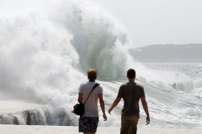 Zadar, 260812
Olujno nevrijeme sa jakim zapadnim vjetrom zahvatilo je u ranim popodnevnim satima zadarsko podrucje na radost brojnih turista i Zadrana koji su uzivali u prekrasnim prizorima, ali isto tako i na nesrecu mnogih nauticara kojima je ovakva olu