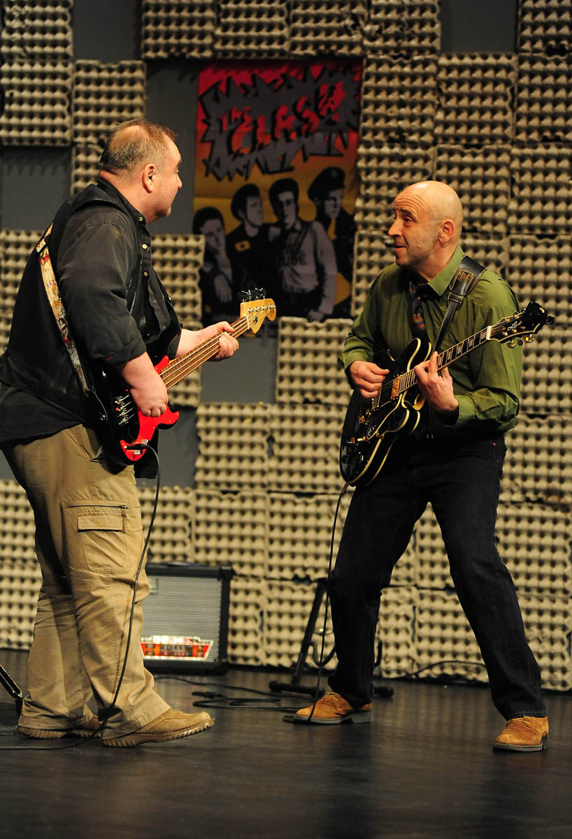 Zadar, 13.3.2014. snimio: Nenad Marčev 
Borivoj Radaković 
GRUPA 
redatelj: Mario Kovač 
igraju: Sreten Mokrović, Ranko Zidarić, 
Ivica Zadro i Iva Visković 
Kazalište KNAP (Kazalište na Peščenici) 
Dvorana HNK Zadar