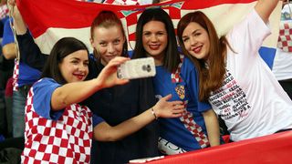 Fantastična atmosfera u Areni: dobro raspoloženi navijači ‘nose’ naše igrače protiv Norveške Fantastična atmosfera u Areni: dobro raspoloženi navijači ‘nose’ naše igrače protiv Norveške