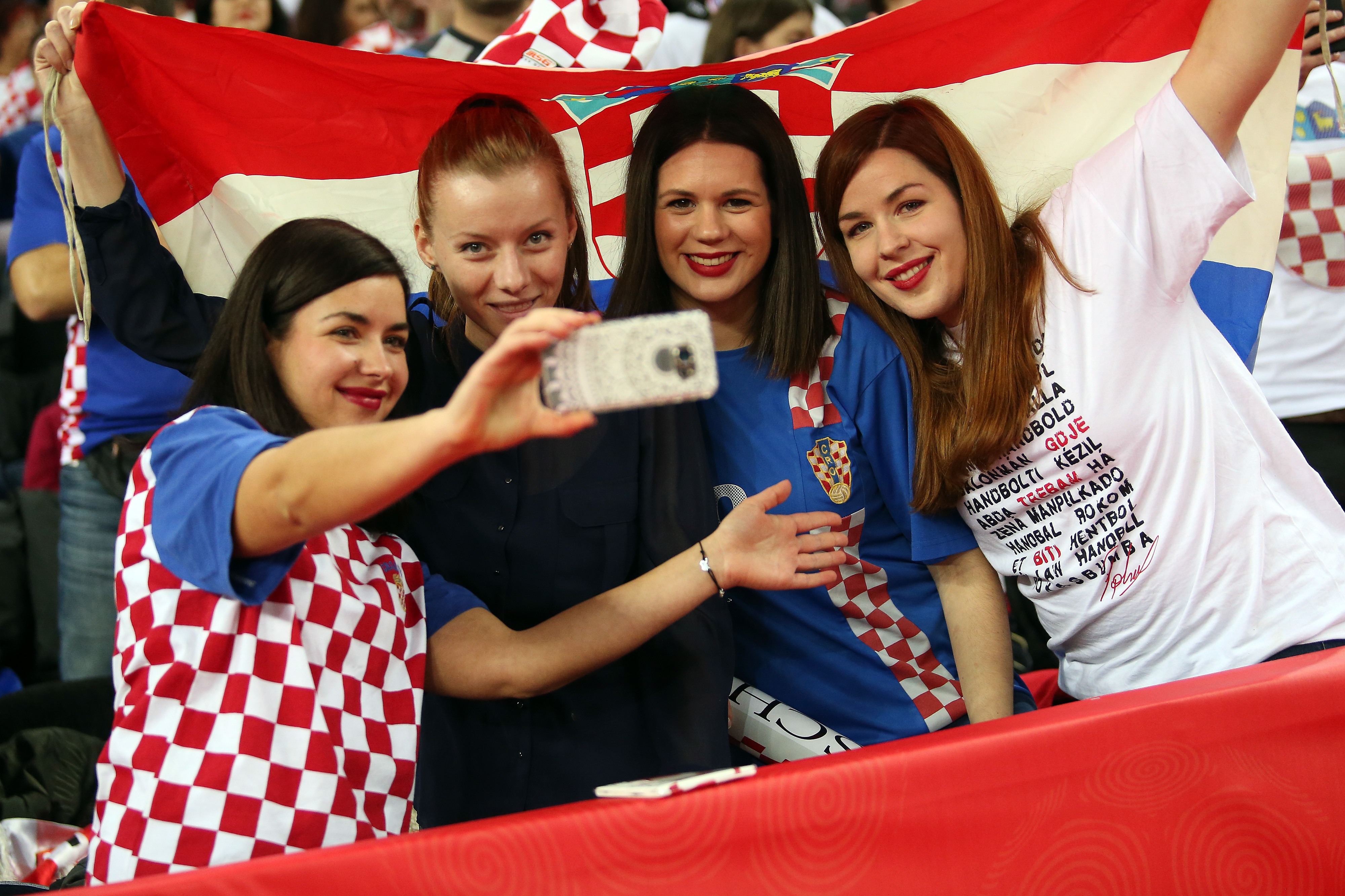 Fantastična atmosfera u Areni: dobro raspoloženi navijači ‘nose’ naše igrače protiv Norveške Fantastična atmosfera u Areni: dobro raspoloženi navijači ‘nose’ naše igrače protiv Norveške