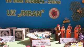 smotra učeničkih zadruga na Narodnom trgu; kreativnost na djelu; suveniri