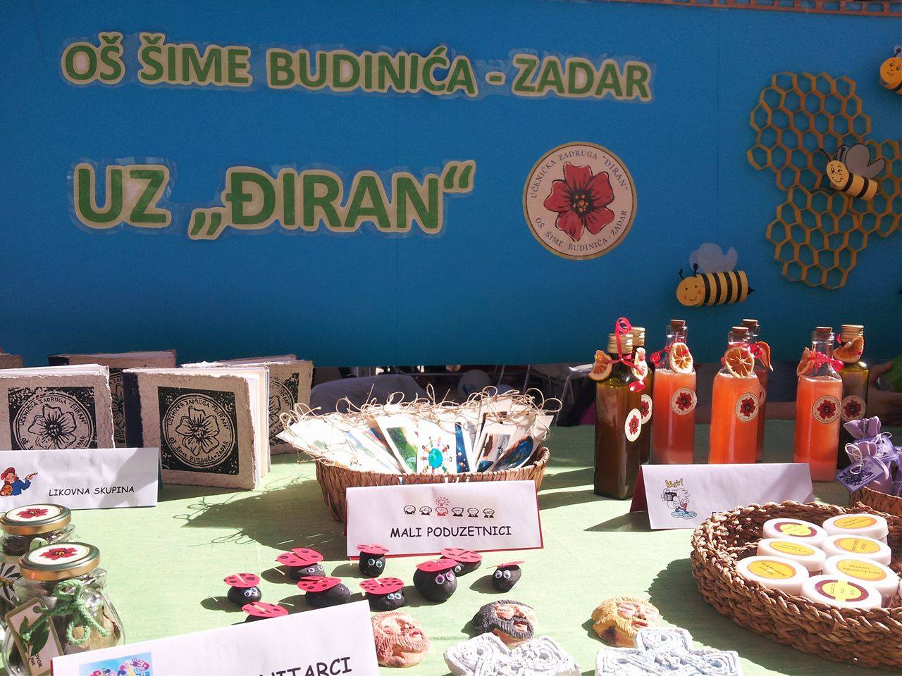 smotra učeničkih zadruga na Narodnom trgu; kreativnost na djelu; suveniri