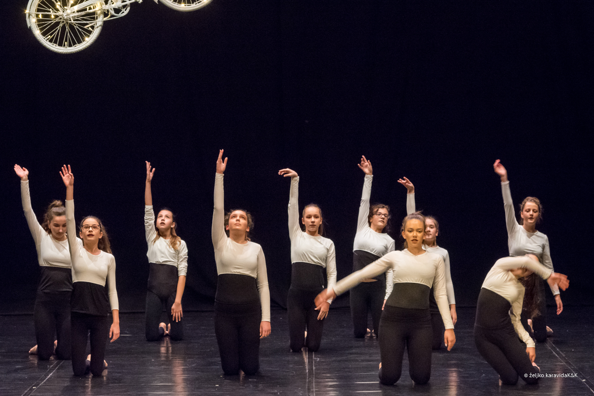 Božićna čestitka plesnog odjela Glazbene škole Blagoje Bersa