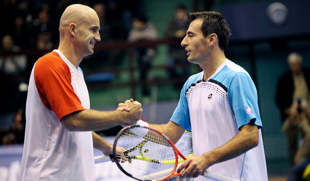 Vukovar, 131111. Sportska dvorana, Borovo naselje.Tenisaci Marin Cilic, Ivan Dodig, Ivan Ljubicic i Goran Ivanisevic na humanitarno – sportskoj manifestaciji Grand slam Asova. Na slici: Ivan Ljubicic i Ivan Dodig.Foto: Dorian Horvat / CROPIX