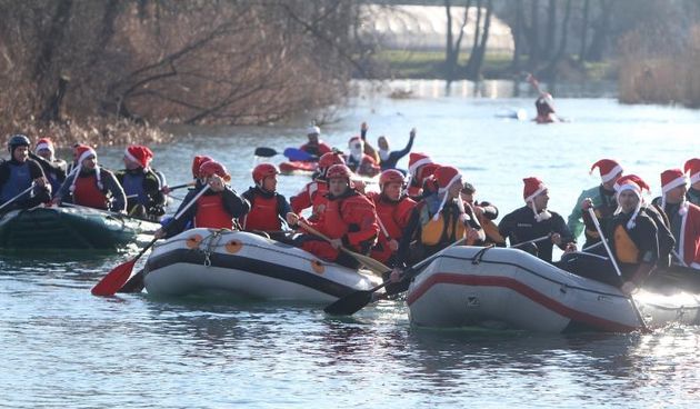 Duga Resa – U organizaciji KPA Vodomar odrzan tradicionalni humanitarni spust Djeda Mrazova po rijeci Mreznici. Sesdesetak sudionika dva sata spustalo se od kupalista u Belavicima do Gradskog kupalistu u Dugoj Resi. Akcija je namijenjena za dugoresku udr
