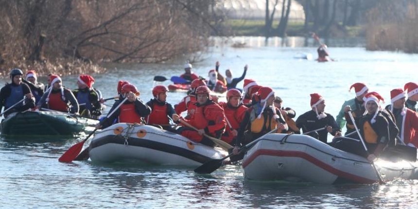 Duga Resa – U organizaciji KPA Vodomar odrzan tradicionalni humanitarni spust Djeda Mrazova po rijeci Mreznici. Sesdesetak sudionika dva sata spustalo se od kupalista u Belavicima do Gradskog kupalistu u Dugoj Resi. Akcija je namijenjena za dugoresku udr Duga Resa – U organizaciji KPA Vodomar odrzan tradicionalni humanitarni spust Djeda Mrazova po rijeci Mreznici. Sesdesetak sudionika dva sata spustalo se od kupalista u Belavicima do Gradskog kupalistu u Dugoj Resi. Akcija je namijenjena za dugoresku udr